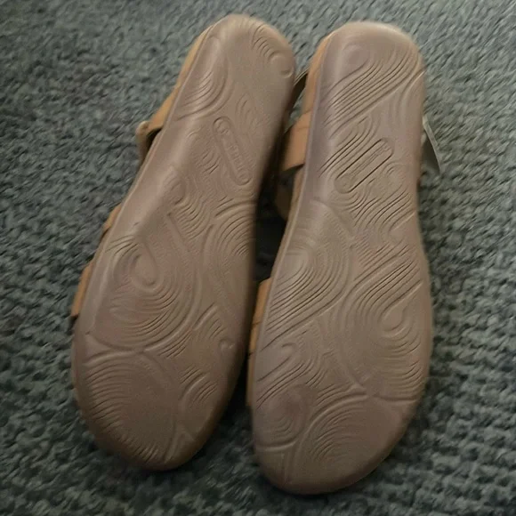 NWT Baretraps  Brown Strappy Sandals Size 9 - Picture 3 of 6